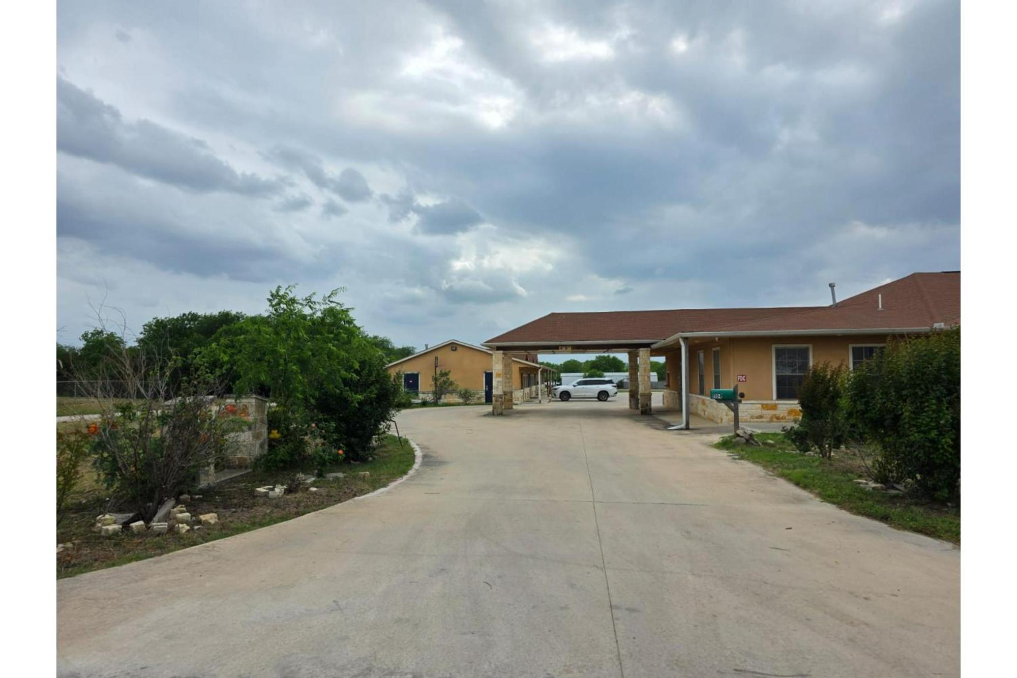 Atria Inn & Suites By Oyo, Jourdanton, Tx Exterior foto