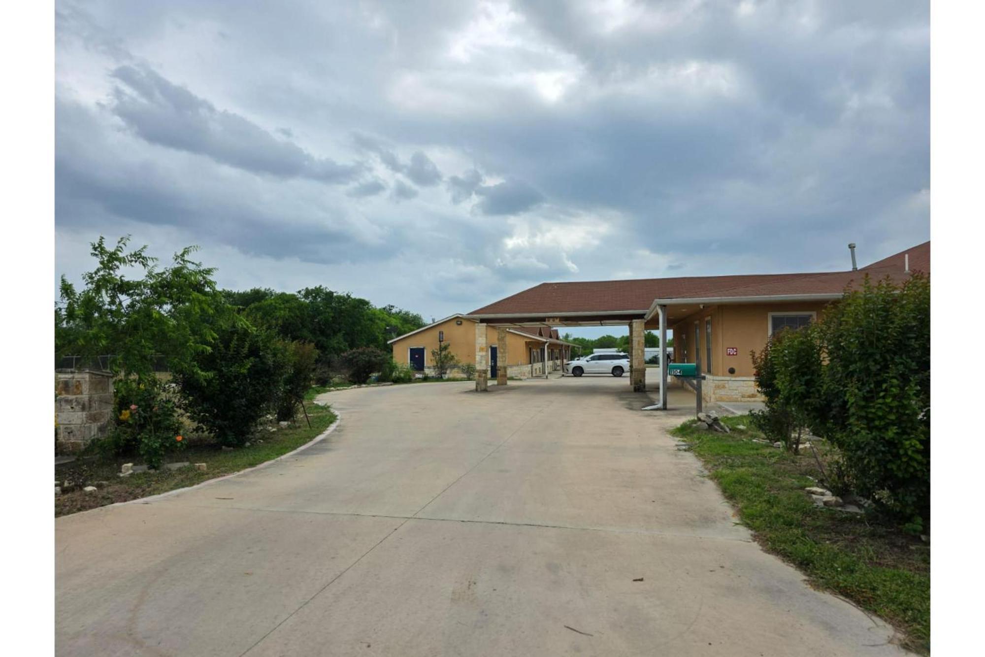 Atria Inn & Suites By Oyo, Jourdanton, Tx Exterior foto