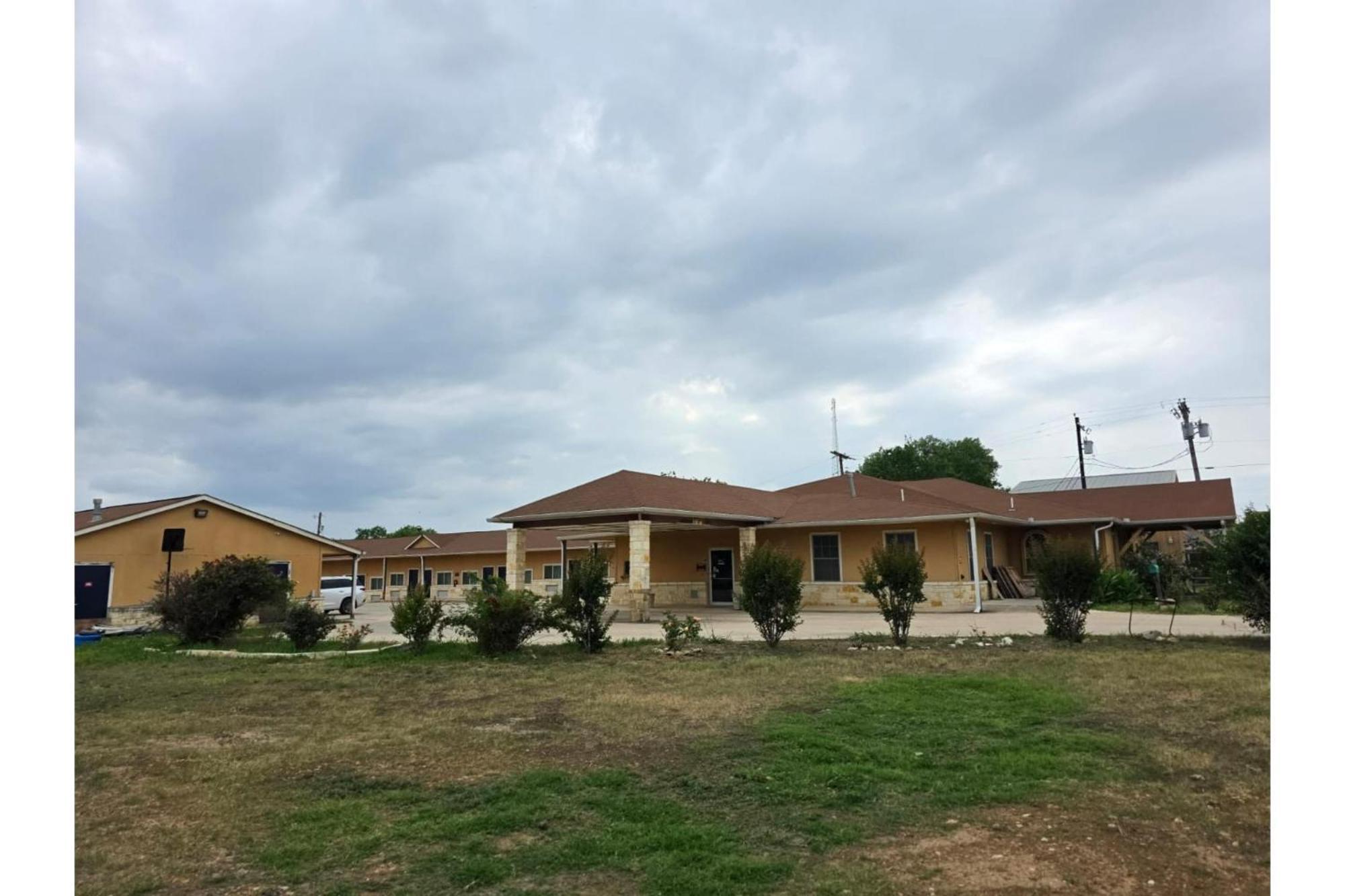 Atria Inn & Suites By Oyo, Jourdanton, Tx Exterior foto