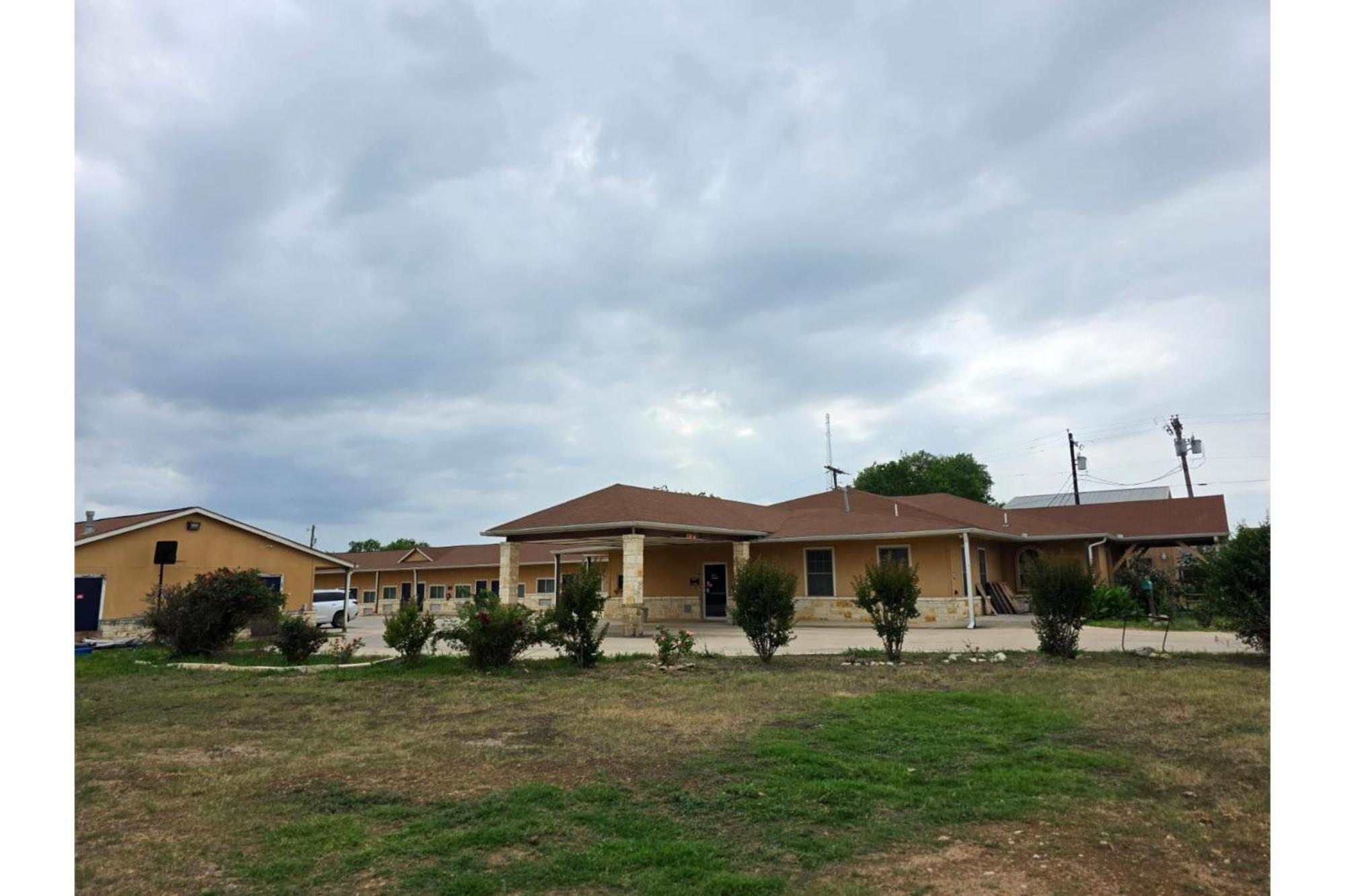 Atria Inn & Suites By Oyo, Jourdanton, Tx Exterior foto