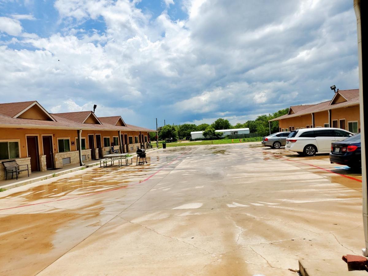 Atria Inn & Suites By Oyo, Jourdanton, Tx Exterior foto