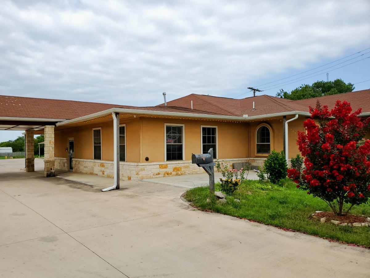Atria Inn & Suites By Oyo, Jourdanton, Tx Exterior foto