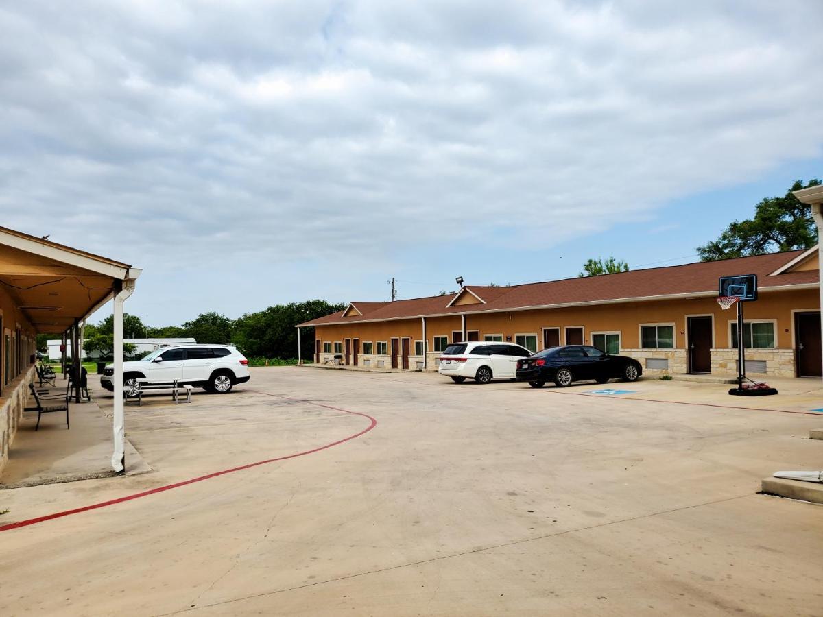 Atria Inn & Suites By Oyo, Jourdanton, Tx Exterior foto