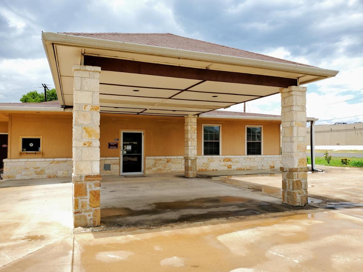 Atria Inn & Suites By Oyo, Jourdanton, Tx Exterior foto