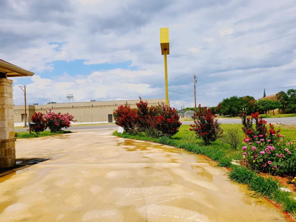 Atria Inn & Suites By Oyo, Jourdanton, Tx Exterior foto