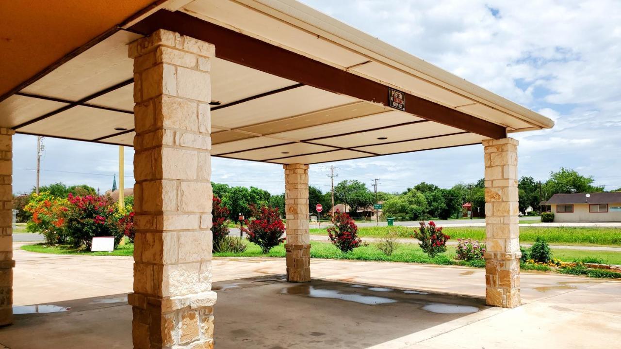 Atria Inn & Suites By Oyo, Jourdanton, Tx Exterior foto
